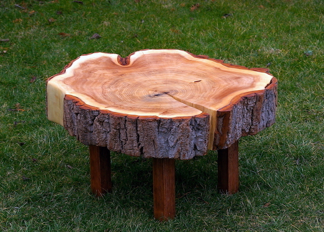 stolek z kmene stromu